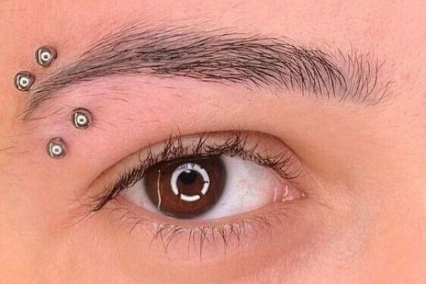 Photo piercing d'une double arcade côte à côte